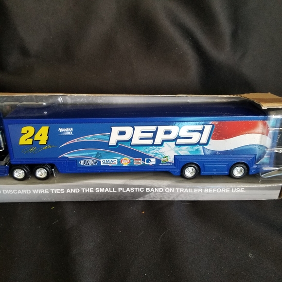 Jeff Gordon Winner's Circle 1:64 Trailer Rig - Picture 8 of 11
